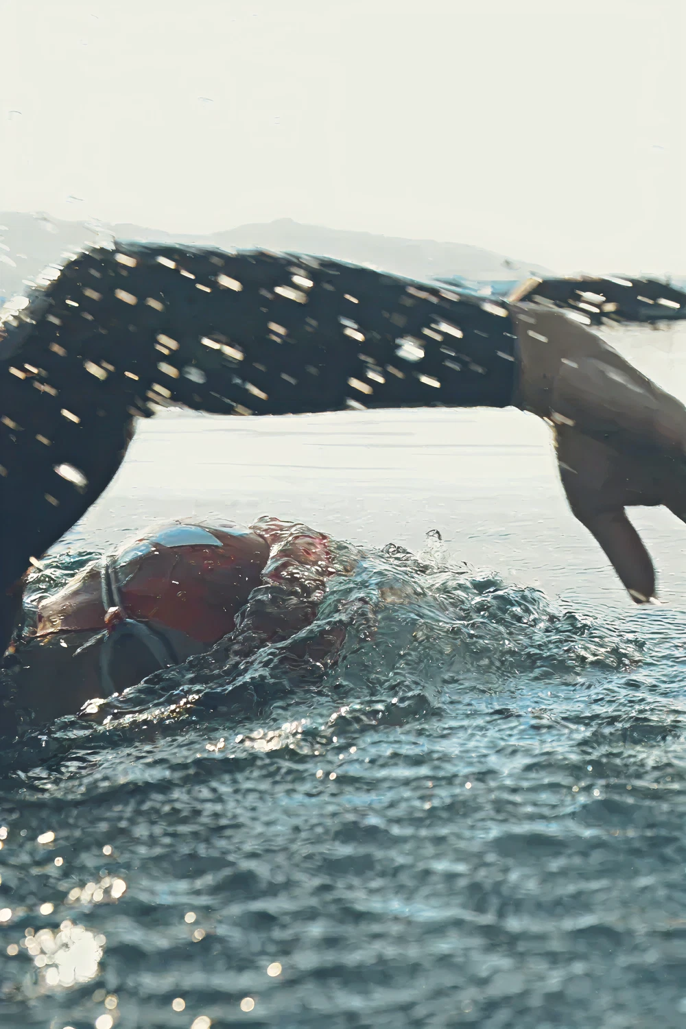 „Armzug eines Schwimmers im offenen Wasser bei Sonnenschein“