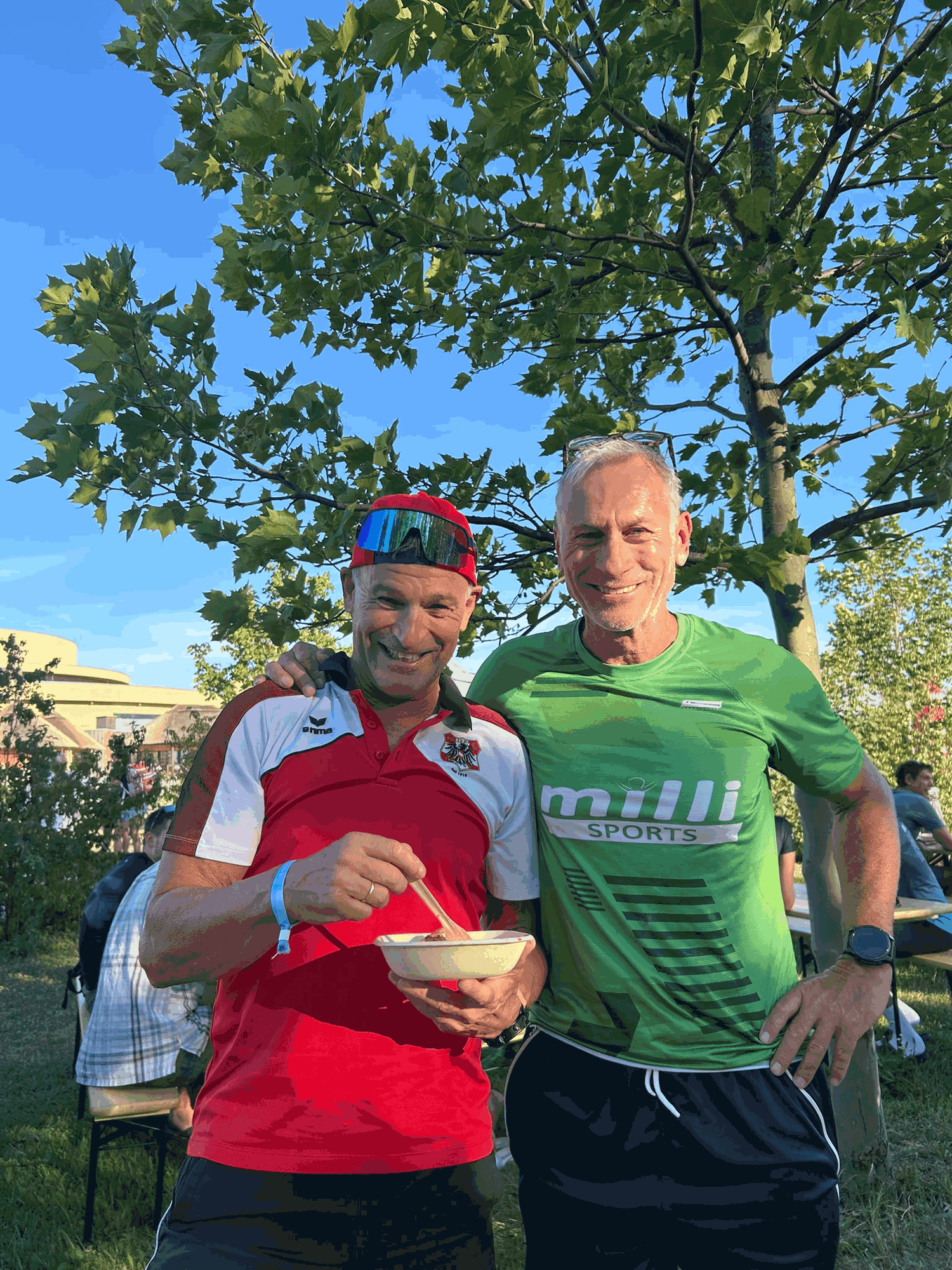 Paul und Heinz am Abend vor dem Rennen in der Pizzeria in Podo