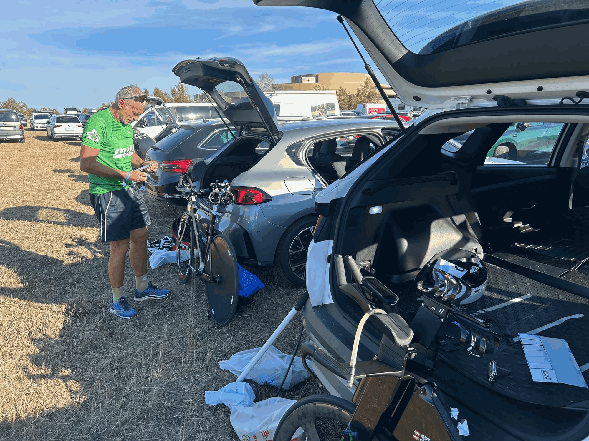 Paul bereitet sein Rad vor dem Rennen in Podersdorf vor