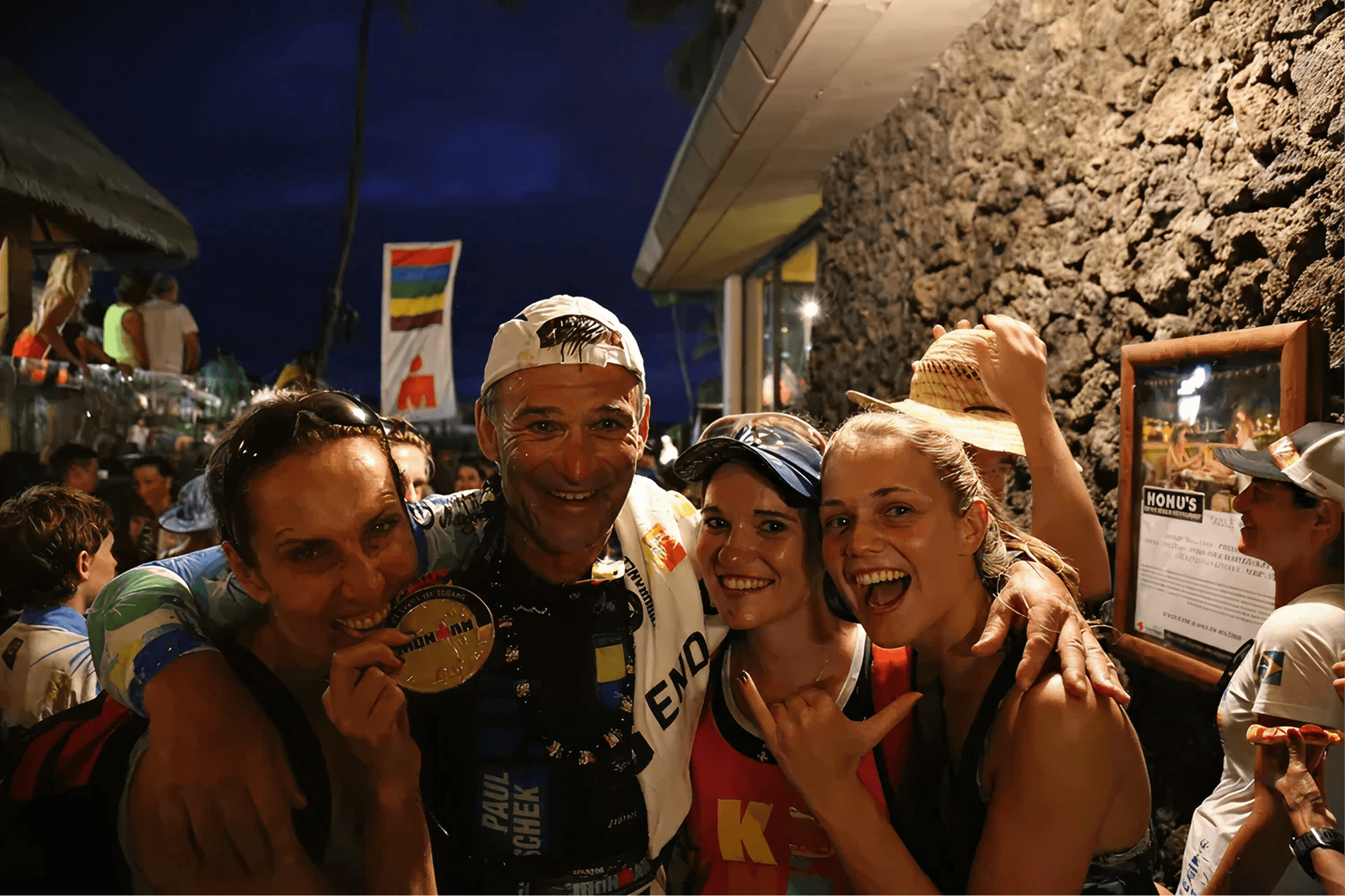 Paul Marouschek mit Familie nach einem Rennen; alle lächeln und umarmen sich