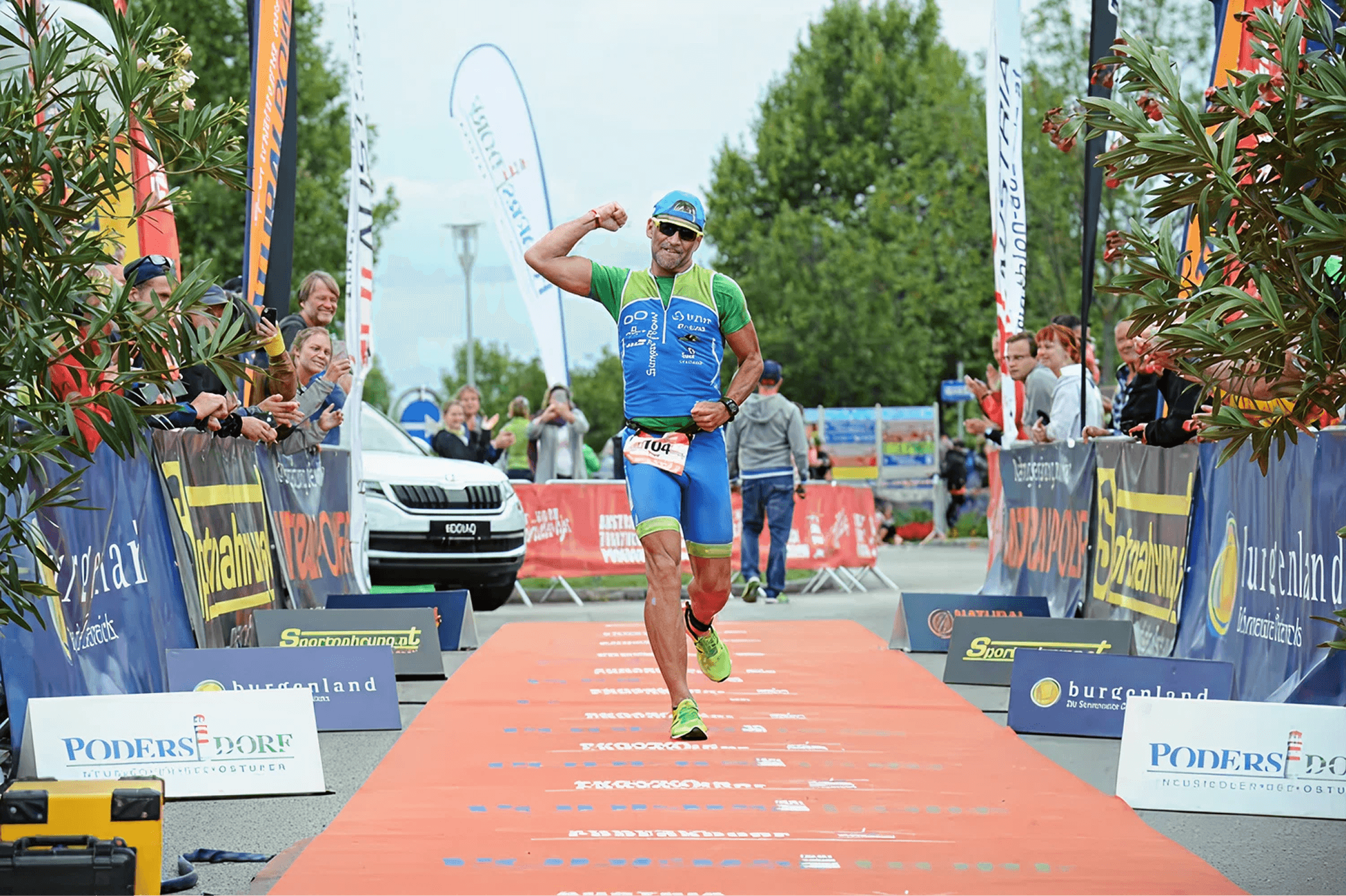 Ein Triathlet jubelt beim Zieleinlauf